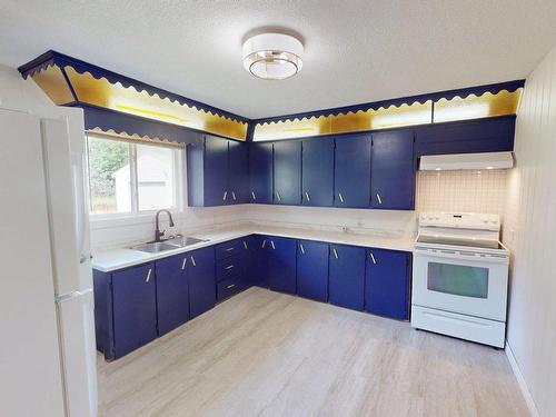 79 Meadow Brook Hill, Mulgrave, NS - Indoor Photo Showing Kitchen With Double Sink