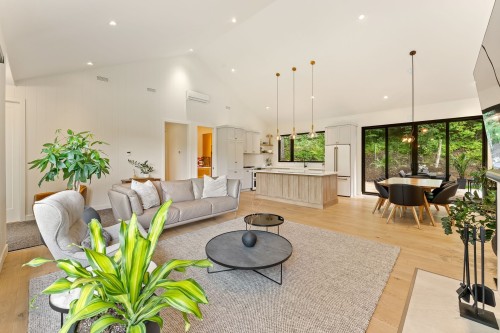 Salon - 13 Imp. Du Cerf, Shefford, QC - Indoor Photo Showing Living Room