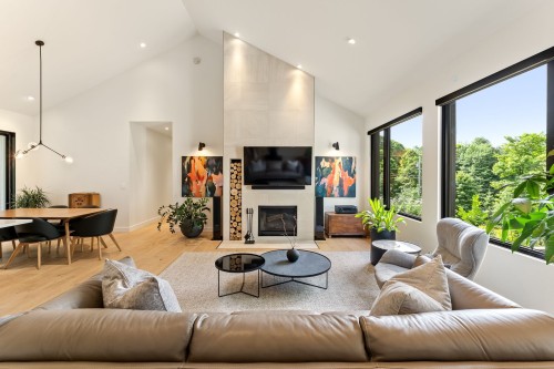 Salon - 13 Imp. Du Cerf, Shefford, QC - Indoor Photo Showing Living Room With Fireplace