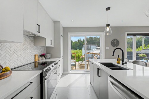 Cuisine - 871 Rue Du Ruisseau, Farnham, QC - Indoor Photo Showing Kitchen With Double Sink With Upgraded Kitchen