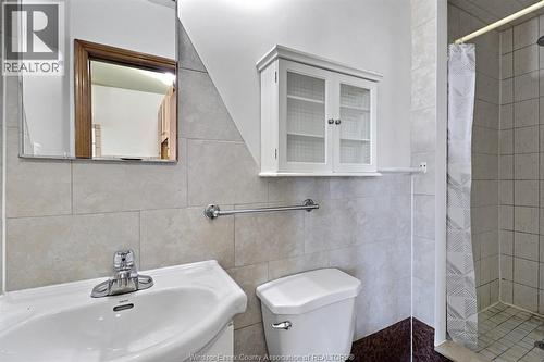 401 Parent Unit# 2, Windsor, ON - Indoor Photo Showing Bathroom