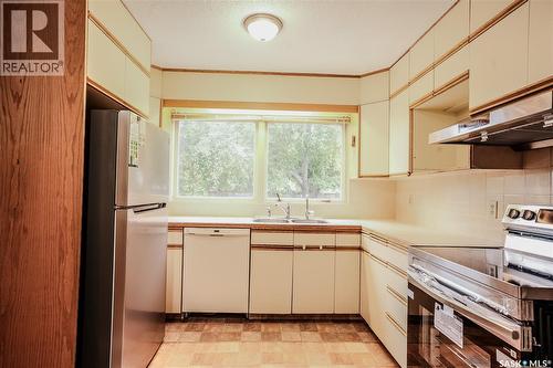 145 Mayfair Crescent, Regina, SK - Indoor Photo Showing Kitchen With Double Sink