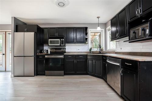 20 Son Crescent, Rosser, MB - Indoor Photo Showing Kitchen