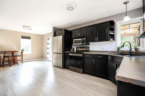 20 Son Crescent, Rosser, MB - Indoor Photo Showing Kitchen