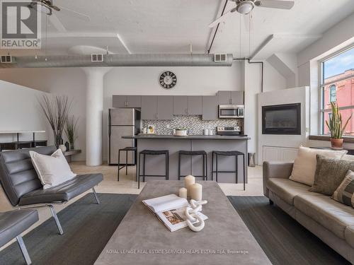 207 - 365 Dundas Street E, Toronto, ON - Indoor Photo Showing Living Room