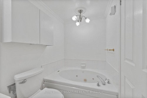 206-18 Hollywood Avenue, Toronto, ON - Indoor Photo Showing Bathroom