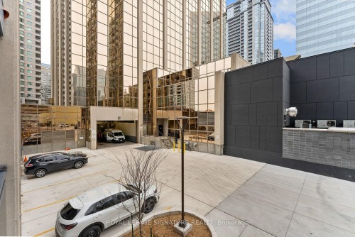 206-18 Hollywood Avenue, Toronto, ON - Outdoor