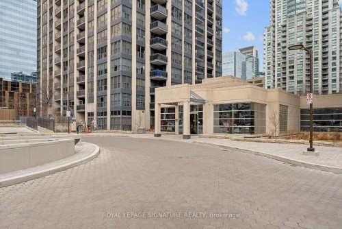 206-18 Hollywood Avenue, Toronto, ON - Outdoor With Facade