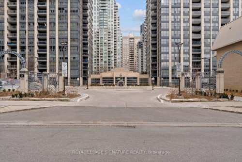 206-18 Hollywood Avenue, Toronto, ON - Outdoor With Facade