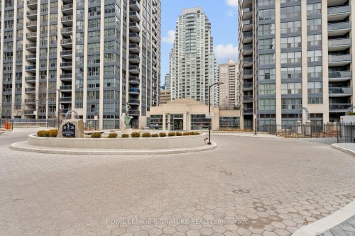 206-18 Hollywood Avenue, Toronto, ON - Outdoor With Facade