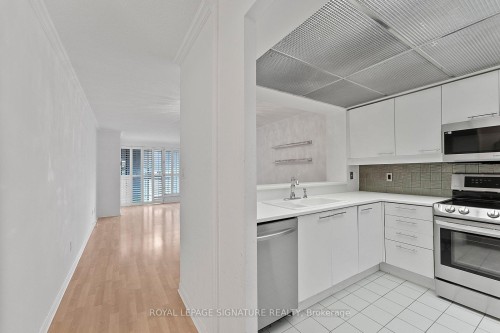 206-18 Hollywood Avenue, Toronto, ON - Indoor Photo Showing Kitchen