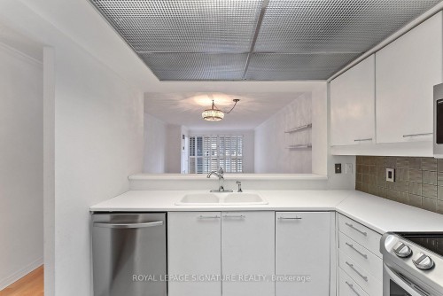 206-18 Hollywood Avenue, Toronto, ON - Indoor Photo Showing Other Room