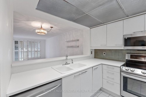 206-18 Hollywood Avenue, Toronto, ON - Indoor Photo Showing Kitchen