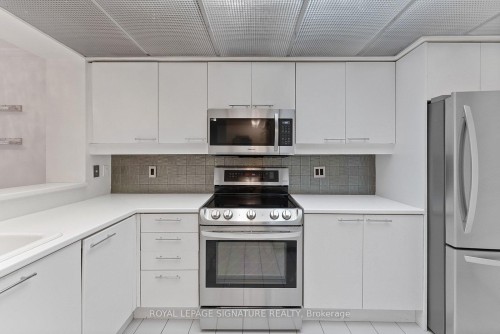 206-18 Hollywood Avenue, Toronto, ON - Indoor Photo Showing Kitchen