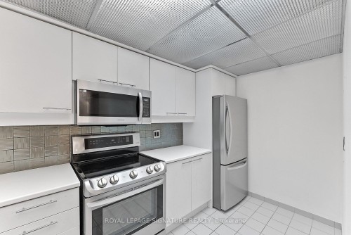 206-18 Hollywood Avenue, Toronto, ON - Indoor Photo Showing Kitchen With Stainless Steel Kitchen