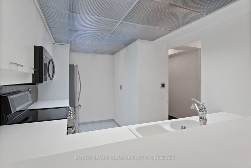 206-18 Hollywood Avenue, Toronto, ON - Indoor Photo Showing Other Room