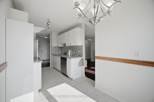 304-10 Dayspring Circle S, Brampton, ON - Indoor Photo Showing Kitchen