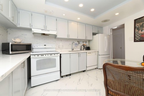 1402-3303 Don Mills Road, Toronto, ON - Indoor Photo Showing Kitchen