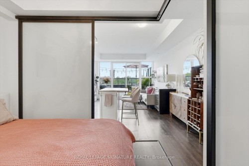 503-899 Queen Street E, Toronto, ON - Indoor Photo Showing Bedroom