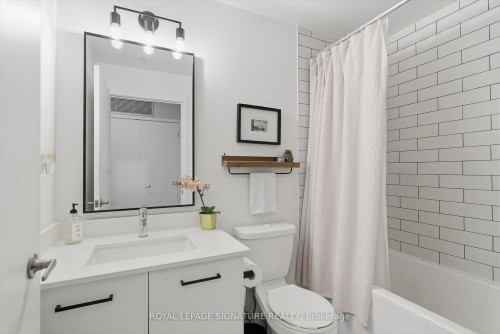 503-899 Queen Street E, Toronto, ON - Indoor Photo Showing Bathroom
