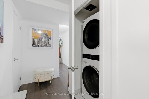 503-899 Queen Street E, Toronto, ON - Indoor Photo Showing Laundry Room