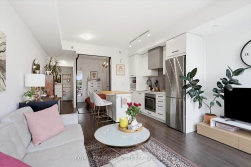 503-899 Queen Street E, Toronto, ON - Indoor Photo Showing Living Room