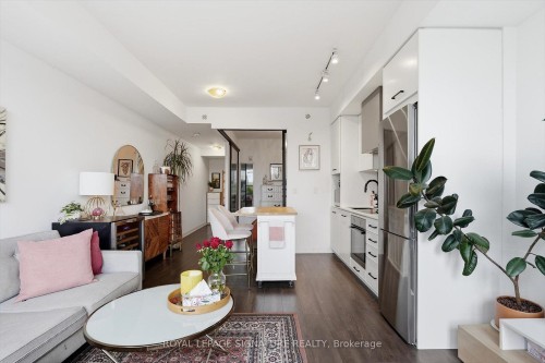 503-899 Queen Street E, Toronto, ON - Indoor Photo Showing Living Room
