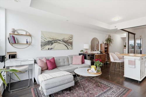 503-899 Queen Street E, Toronto, ON - Indoor Photo Showing Living Room