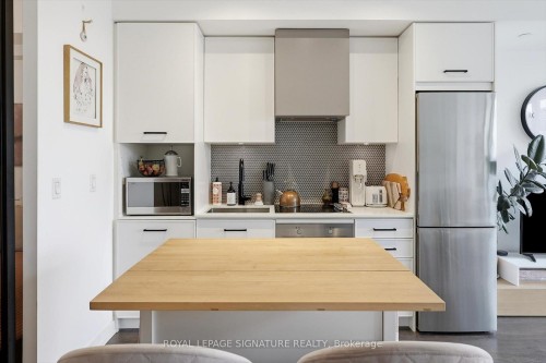 503-899 Queen Street E, Toronto, ON - Indoor Photo Showing Kitchen