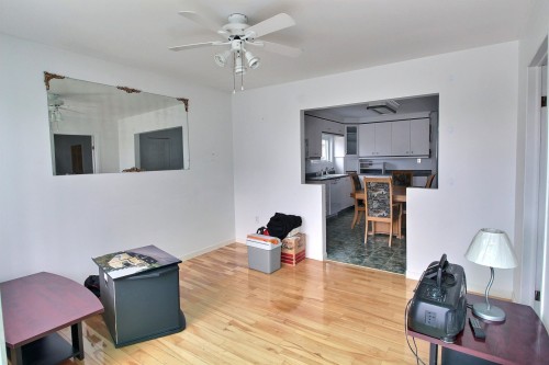 Salon - 1007 Rue Bureau, Rouyn-Noranda, QC - Indoor