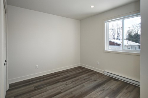 Chambre à coucher - 3189C Rue Roger, Sainte-Marthe-Sur-Le-Lac, QC - Indoor Photo Showing Other Room