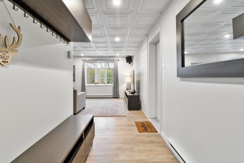 Hall d'entrée/Vestibule - 621 18E Avenue, Magog, QC - Indoor Photo Showing Other Room