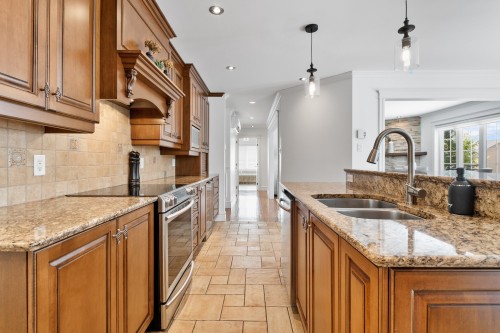 Cuisine - 621 18E Avenue, Magog, QC - Indoor Photo Showing Kitchen With Double Sink With Upgraded Kitchen