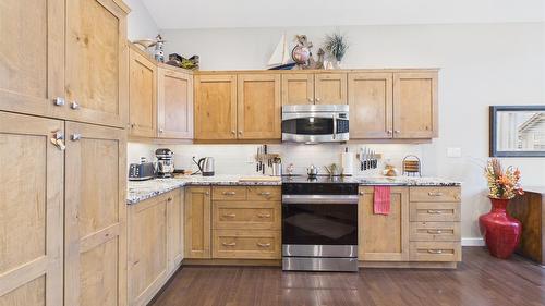 240 Boulder Creek, Cranbrook, BC - Indoor Photo Showing Kitchen
