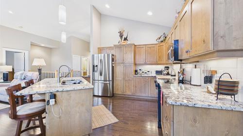 240 Boulder Creek, Cranbrook, BC - Indoor Photo Showing Kitchen With Upgraded Kitchen