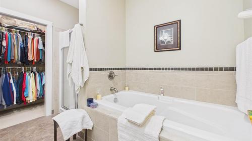 240 Boulder Creek, Cranbrook, BC - Indoor Photo Showing Bathroom