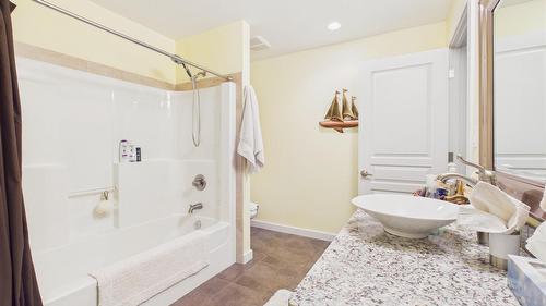 240 Boulder Creek, Cranbrook, BC - Indoor Photo Showing Bathroom