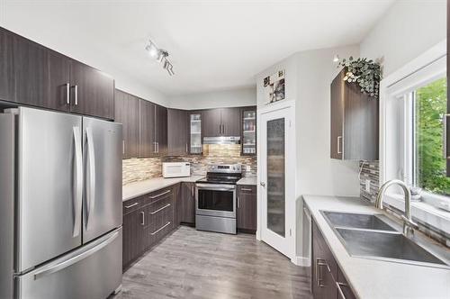 153 Stranmillis Ave, Winnipeg, MB - Indoor Photo Showing Kitchen With Double Sink With Upgraded Kitchen