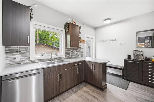 153 Stranmillis Ave, Winnipeg, MB - Indoor Photo Showing Kitchen With Double Sink