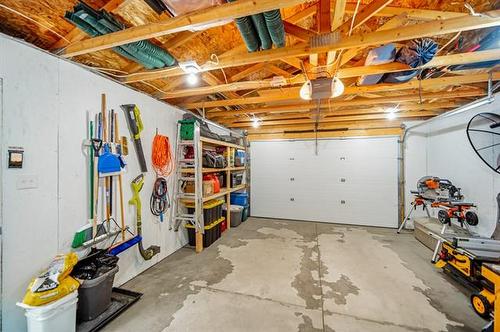 153 Stranmillis Ave, Winnipeg, MB - Indoor Photo Showing Garage