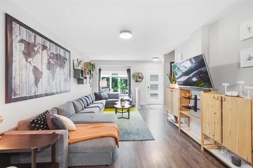 153 Stranmillis Ave, Winnipeg, MB - Indoor Photo Showing Living Room