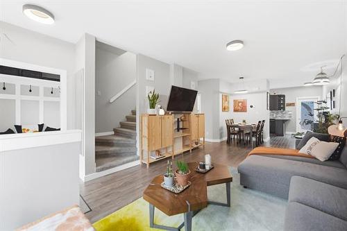 153 Stranmillis Ave, Winnipeg, MB - Indoor Photo Showing Living Room