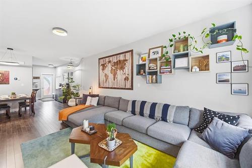 153 Stranmillis Ave, Winnipeg, MB - Indoor Photo Showing Living Room