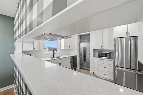 437 St Anthony Ave, Winnipeg, MB - Indoor Photo Showing Kitchen With Double Sink With Upgraded Kitchen