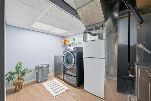 437 St Anthony Ave, Winnipeg, MB - Indoor Photo Showing Laundry Room