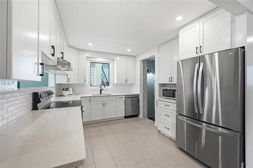 437 St Anthony Ave, Winnipeg, MB - Indoor Photo Showing Kitchen With Upgraded Kitchen