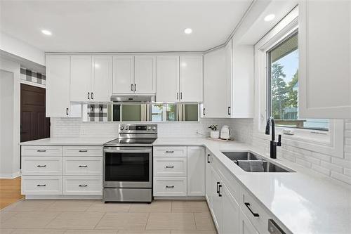 437 St Anthony Ave, Winnipeg, MB - Indoor Photo Showing Kitchen With Double Sink