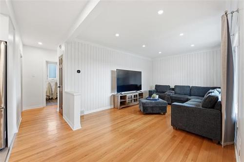 437 St Anthony Ave, Winnipeg, MB - Indoor Photo Showing Living Room