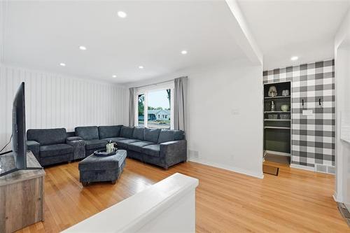 437 St Anthony Ave, Winnipeg, MB - Indoor Photo Showing Living Room