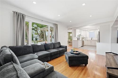 437 St Anthony Ave, Winnipeg, MB - Indoor Photo Showing Living Room